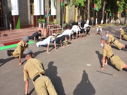 Navy Chief ने NDA कैडेट्स को दिया पुश-अप्स लगाने का चैलेंज, घुटनों के बल लेटकर खुद भी दिया साथ, वायरल हुई फोटो Navy Chief ने NDA कैडेट्स को दिया पुश-अप्स लगाने का चैलेंज, घुटनों के बल लेटकर खुद भी दिया साथ, वायरल हुई फोटो