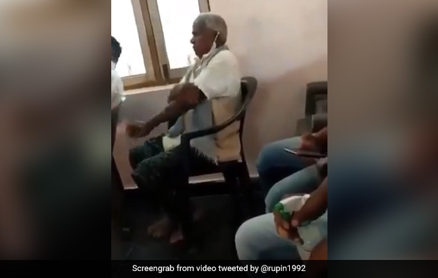 बुजुर्ग ने Sanitizer लेकर पूरे शरीर में कर डाली मालिश, IPS बोला- ‘Corona बाल भी बाका नहीं कर सकता’ - देखें Video