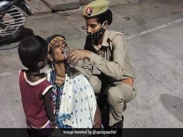 गर्मी से बेसुध हो सड़क किनारे गिर पड़ी मां, तो रोने लगा बच्चा, महिला कॉन्स्टेबल ने किया कुछ ऐसा, जीता लोगों का दिल गर्मी से बेसुध हो सड़क किनारे गिर पड़ी मां, तो रोने लगा बच्चा, महिला कॉन्स्टेबल ने किया कुछ ऐसा, जीता लोगों का दिल