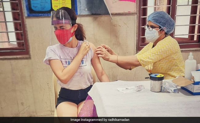 एक्ट्रेस राधिका मदान ने लिया कोविड वैक्सीन का पहला डोज, फैंस से की वैक्सीन लगवाने की अपील 