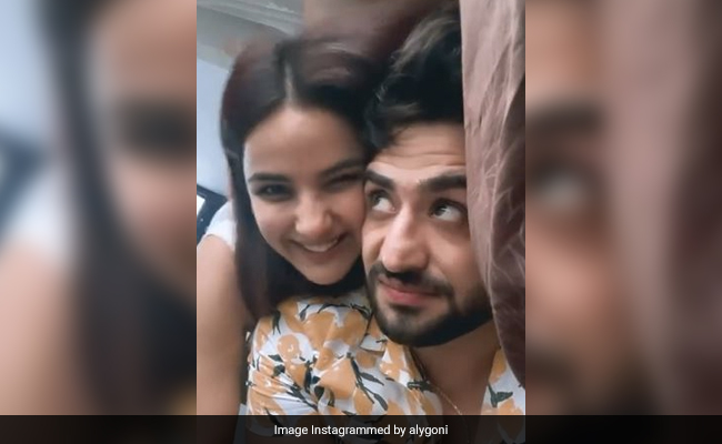 Aly Goni Posted This "Without Asking" Girlfriend Jasmin Bhasin And Now It's Trending