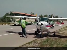 Aligarh-Bound Training Aircraft Makes Emergency Landing On Yamuna Expressway Aligarh-Bound Training Aircraft Makes Emergency Landing On Yamuna Expressway
