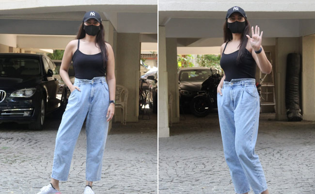 Sonakshi Sinha Keeps It Sporty Cool As Ever In A Tank Top And Jeans