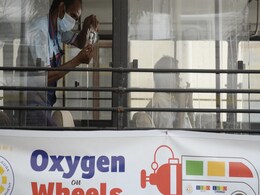 Patients Waiting For Admission In Bengal Hospitals To Get Free Oxygen In Bus Patients Waiting For Admission In Bengal Hospitals To Get Free Oxygen In Bus