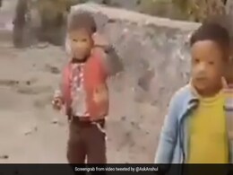 सेना के जवान ने बच्चों को दीं टॉफियां, तो उन्होंने जय हिंद सर बोलकर किया Salute, लोगों का दिल जीत रहा Video सेना के जवान ने बच्चों को दीं टॉफियां, तो उन्होंने जय हिंद सर बोलकर किया Salute, लोगों का दिल जीत रहा Video