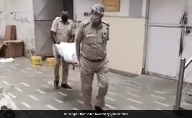 श्मशान में ड्यूटी कर रहे दिल्ली पुलिस के ASI ने टाली बेटी की शादी, अब तक 1100 शवों का कर चुके हैं अंतिम संस्कार