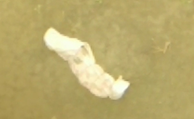 बिहार : गैरजिम्मेदाराना रवैया...कोरोना मरीजों के शवों को पुल से फेंक रहे एंबुलेंस वाले, संक्रमण फैलने का खतरा बिहार : गैरजिम्मेदाराना रवैया...कोरोना मरीजों के शवों को पुल से फेंक रहे एंबुलेंस वाले, संक्रमण फैलने का खतरा