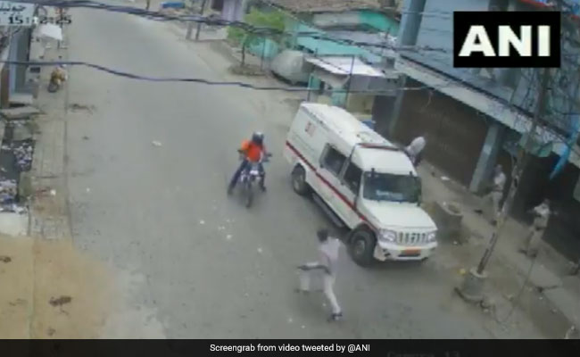 Watch: Robbers Try To Loot Cash Van In Bihar. Alert Guards Stopped Them