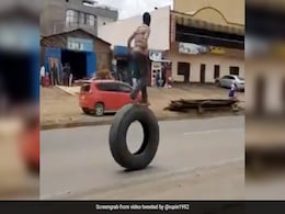 ट्रक के टायर पर चढ़कर लड़के ने किया ऐसा खतरनाक Stunt, देख IPS बोला- 'बंदे में टैलेंट तो है' - देखें Video ट्रक के टायर पर चढ़कर लड़के ने किया ऐसा खतरनाक Stunt, देख IPS बोला- 'बंदे में टैलेंट तो है' - देखें Video