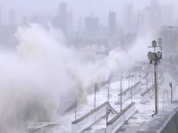 Cyclone Tauktae: भयंकर तूफान 'ताउते' ने गुजरात तट को किया पार, कमजोर हो रहा है चक्रवात Cyclone Tauktae: भयंकर तूफान 'ताउते' ने गुजरात तट को किया पार, कमजोर हो रहा है चक्रवात