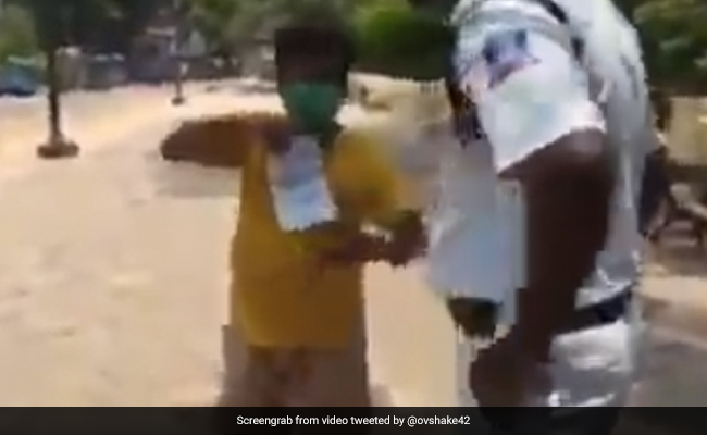 Lockdown में मिठाई खाने के लिए सड़क पर निकला लड़का, पुलिस ने देखते ही किया कुछ ऐसा - देखें Video