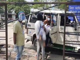 कोरोना संक्रमित मरीज का शव पीपीई किट पहनाकर परिजन को सौंपा कोरोना संक्रमित मरीज का शव पीपीई किट पहनाकर परिजन को सौंपा