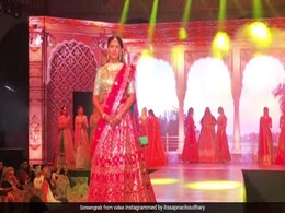 सपना चौधरी ने शर्माते हुए यूं किया रैंप वॉक, दुल्हन के लिबास में बेहद खूबसूरत दिखीं सिंगर- देखें Video सपना चौधरी ने शर्माते हुए यूं किया रैंप वॉक, दुल्हन के लिबास में बेहद खूबसूरत दिखीं सिंगर- देखें Video