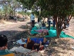 MP: संतरे के बाग में हॉस्पिटल और झोला छाप डॉक्टरों के भरोसे हैं ये कोविड मरीज MP: संतरे के बाग में हॉस्पिटल और झोला छाप डॉक्टरों के भरोसे हैं ये कोविड मरीज