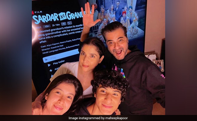 "My Day Is Sorted", Writes Maheep As She Watches <i>Sardar Ka Grandson</i> With Sanjay, Shanaya