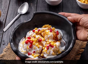 Watch: This Bizarre Rasgulla Chaat Is Making Desi Foodies Cringe Watch: This Bizarre Rasgulla Chaat Is Making Desi Foodies Cringe