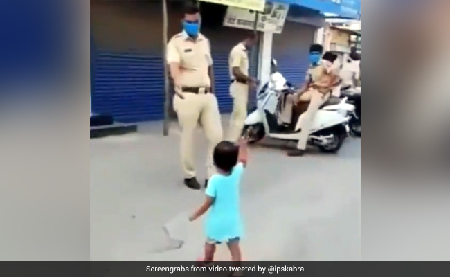 Corona कर्फ्यू में ड्यूटी कर रहे पुलिसकर्मी को बच्ची ने हाथ में दिया डंडा, IPS ने दिया मजेदार रिएक्शन - देखें Video