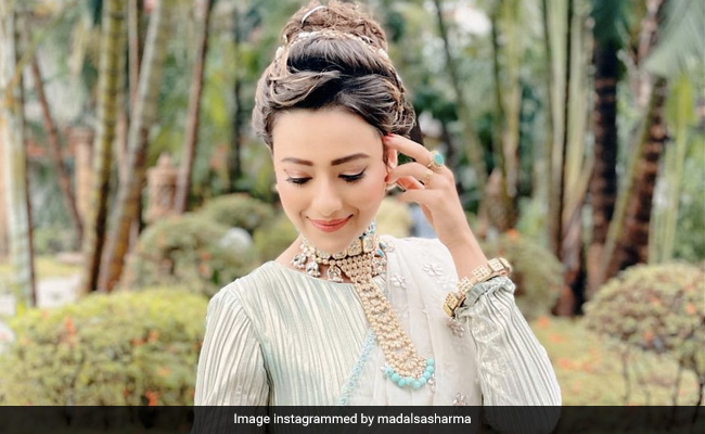 मिथुन चक्रवर्ती की बहू Madalsa Sharma का देसी स्टाइल, साड़ी में करवाया ग्लैमरस PHOTOSHOOT