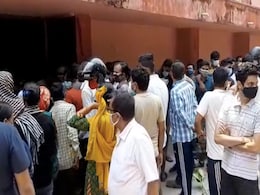 बिहार : बेगूसराय में 18 वर्ष से अधिक उम्र के लोगों के टीकाकरण में उड़ी सोशल डिस्टेंसिंग की धज्जियां बिहार : बेगूसराय में 18 वर्ष से अधिक उम्र के लोगों के टीकाकरण में उड़ी सोशल डिस्टेंसिंग की धज्जियां