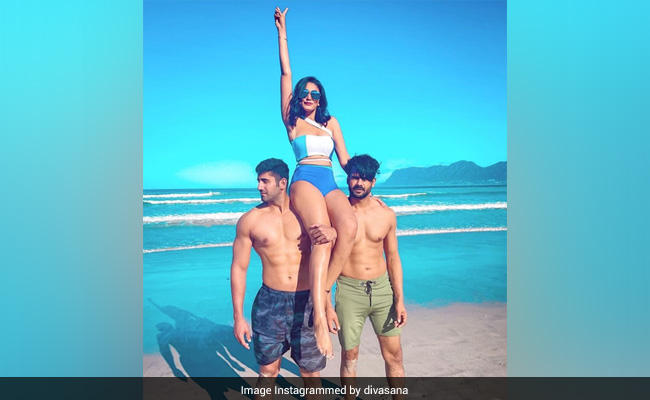 <i>Khatron Ke Khiladi-11</i>: Sana Makbul's Latest Post From Cape Town Is Giving Us Major "<i>Dostana</i> Vibes"