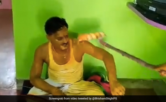 शादी में दूल्हे ने ऐसे रखा Social Distancing का ध्यान, हल्दी की रस्म के लिए किया गजब जुगाड़ - देखें Funny Video