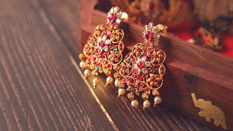 500 रुपये में खरीदे झुमके निकले लाखों के, थ्रिफ्ट शॉपिंग ने बदली महिला की किस्मत, ऐसे करें लग्जरी सामान की पहचान