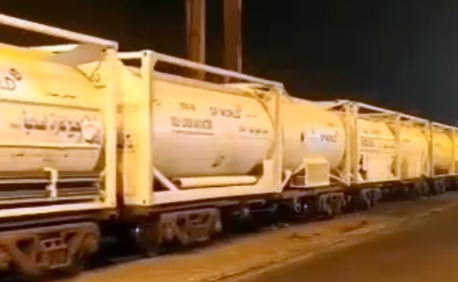 ग्रीन कॉरिडोर के जरिए टैंकर्स लेकर दिल्ली पहुंची ऑक्सीजन एक्सप्रेस, रेल मंत्री ने दी जानकारी ग्रीन कॉरिडोर के जरिए टैंकर्स लेकर दिल्ली पहुंची ऑक्सीजन एक्सप्रेस, रेल मंत्री ने दी जानकारी