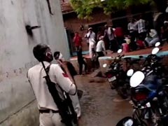 कोरोना को ताक पर रखकर तेरहवीं के भोज में जुटे थे 500 लोग, पुलिस पहुंची तो जान बचाकर भागे मेहमान