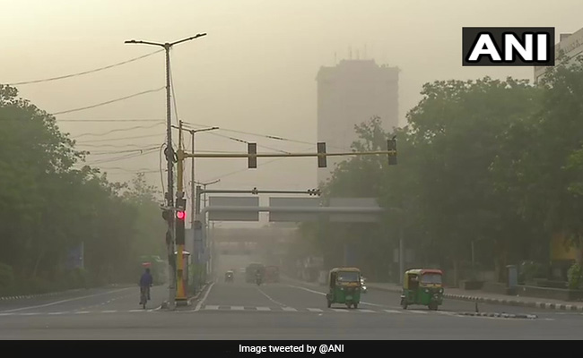 दिल्ली में सुबह-सुबह धूलभरी आंधी, विजिविलिटी घटी, मौसम सुहाना; इन राज्यों में बारिश के आसार