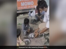 सड़क किनारे बैठे बेघर बच्चों को लगी थी भूख, तो पुलिसवाले ने दे दिया अपना खाना, लोग बोले- ‘जिंदा है इंसानियत…’ - देखें Video सड़क किनारे बैठे बेघर बच्चों को लगी थी भूख, तो पुलिसवाले ने दे दिया अपना खाना, लोग बोले- ‘जिंदा है इंसानियत…’ - देखें Video