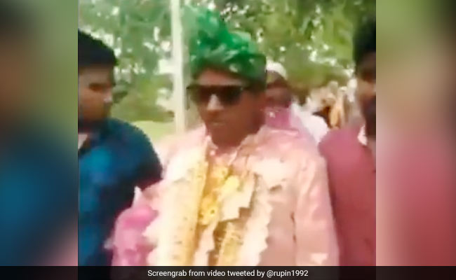 बाढ़ आ गई तो पानी में ही बारात लेकर चल पड़ा दूल्हा, IPS बोला- ‘इतनी मुसीबत में चला नई मुसीबत लाने...’ - देखें Video