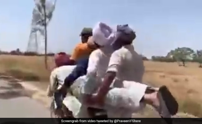 बाइक पर 4 लोगों के बैठने के बाद नहीं बची जगह, तो किया गजब जुगाड़, फिर 5वें को भी लेकर चल दिए ऐसे - देखें Shocking Video