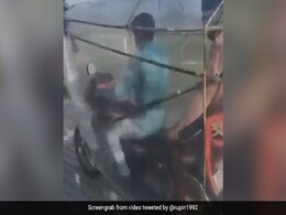 Corona से बचने के लिए शख्स ने किया गजब का जुगाड़, बाइक पर किया ऐसा इंतजाम, लोग बोले- ‘आत्मनिर्भर भारत’ - देखें Video Corona से बचने के लिए शख्स ने किया गजब का जुगाड़, बाइक पर किया ऐसा इंतजाम, लोग बोले- ‘आत्मनिर्भर भारत’ - देखें Video