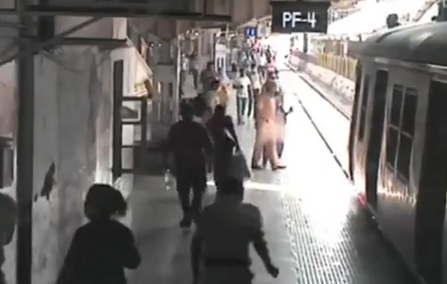 दादर रेलवे स्टेशन के ट्रैक पर भागी आरोपी महिला, पुलिस ऑफिसर ने ऐसे बचाई जान