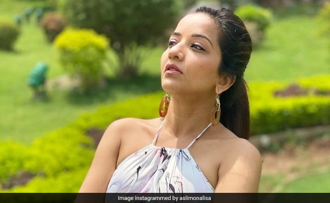 मोनालिसा ने व्हाइट वेस्टर्न ड्रेस में करवाया फोटोशूट, सोशल मीडिया पर मचाई धूम