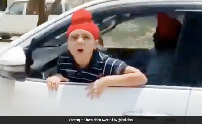 खुद के स्कूल को देख बच्चा बोला- 'पापा, इसे पिछले जन्म में कहीं देखा है मैंने', IPS ने शेयर किया मज़ेदार VIDEO