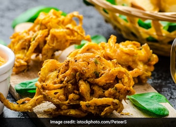 Laccha Aloo Sooji Pakoda - A Unique Fried Snack Recipe For A Hearty Evening Meal Laccha Aloo Sooji Pakoda - A Unique Fried Snack Recipe For A Hearty Evening Meal