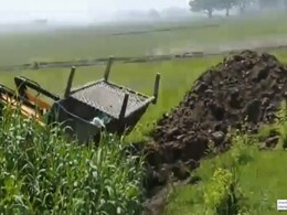 यूपी : कोविड का ऐसा खौफ..संक्रमण से मरे पिता को JCB से उठवाया, गड्ढा खुदवाकर जमीन में दफनाया यूपी : कोविड का ऐसा खौफ..संक्रमण से मरे पिता को JCB से उठवाया, गड्ढा खुदवाकर जमीन में दफनाया
