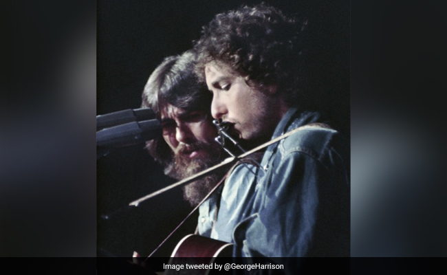 ''Mr Tambourine Man'' Turns 80. Throwback Pics Of Bob Dylan Flood Twitter