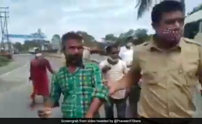 शख्स को पकड़कर ले जा रही थी पुलिस, फिर भी हाथ में कप लिए पी रहा था चाय, लोग बोले- ‘ये है असली चाय प्रेमी’ - देखें Video