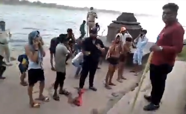 VIDEO: लॉकडाउन में नदी में नहाने गए लोग चढ़े पुलिस के हत्थे, करवाई कान पकड़कर उठक-बैठक