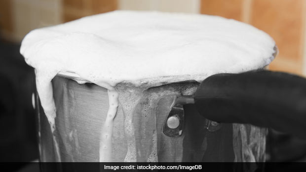 Prevent Milk From Boiling Over: गैस पर दूध रखकर भूल जाते हैं, तो इन 2 सुपर हैक्स को अपनाएं गिरने से बच जाएगा दूध