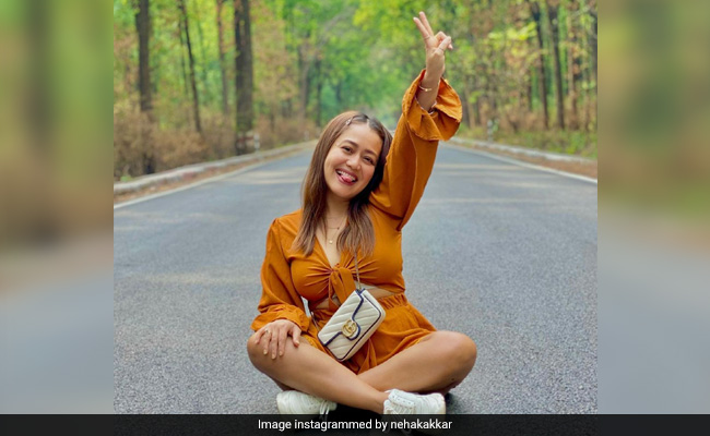 Neha Kakkar ने करवाया सड़क के बीचों-बीच फोटोशूट, फैंस ने दी मास्क पहनने की सलाह