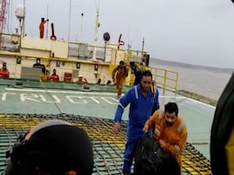 '23 फीट ऊंची लहरें और 1 Km दूर भी नहीं दिख रहा था'- साइक्लोन 'ताउते' के बीच ऐसा था नेवी का रेस्क्यू ऑपरेशन '23 फीट ऊंची लहरें और 1 Km दूर भी नहीं दिख रहा था'- साइक्लोन 'ताउते' के बीच ऐसा था नेवी का रेस्क्यू ऑपरेशन