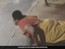 मिलिंद सोमन ने महिला से सेल्फी के बदले में रखी 10 पुशअप्स की शर्त, और फिर हुआ कुछ ऐसा- देखें Video मिलिंद सोमन ने महिला से सेल्फी के बदले में रखी 10 पुशअप्स की शर्त, और फिर हुआ कुछ ऐसा- देखें Video