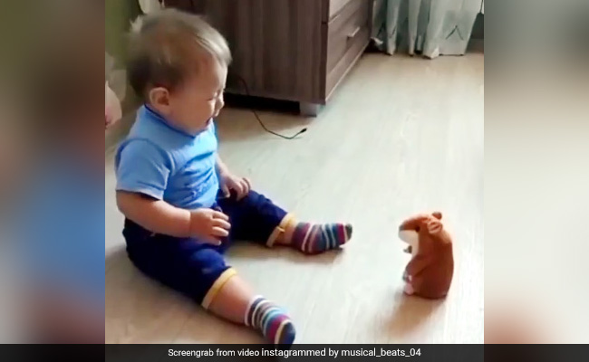 खेलते हुए बच्चे की खिलौने ने की ऐसी नकल, बेचारे का रो-रोकर हुआ बुरा हाल - देखें Funny Video