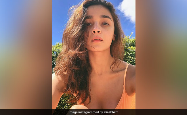 How You Doin', Alia Bhatt? Busy Watching The <I>F.R.I.E.N.D.S</I> Reunion Just Like Us?