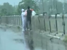 यूपी से सामने आया हैरान करने वाला VIDEO, नदी में फेंक रहे थे कोरोना संक्रमित का शव, 2 गिरफ्तार यूपी से सामने आया हैरान करने वाला VIDEO, नदी में फेंक रहे थे कोरोना संक्रमित का शव, 2 गिरफ्तार