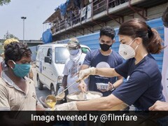 जैकलीन फर्नांडीज ने जरूरतमंद लोगों को खिलाया खाना, बोलीं- इससे शांति की शुरुआत होती है- देखें Photos