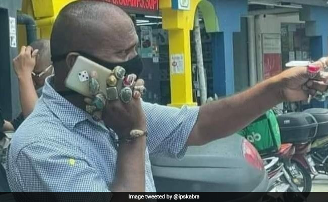 शख्स ने पहनी थीं इतनी अंगूठियां, कि दिखाई नहीं दे रही थीं उसकी उंगलियां, IPS बोला- ‘ग्रहों और उपग्रहों की शांति का उपाय’